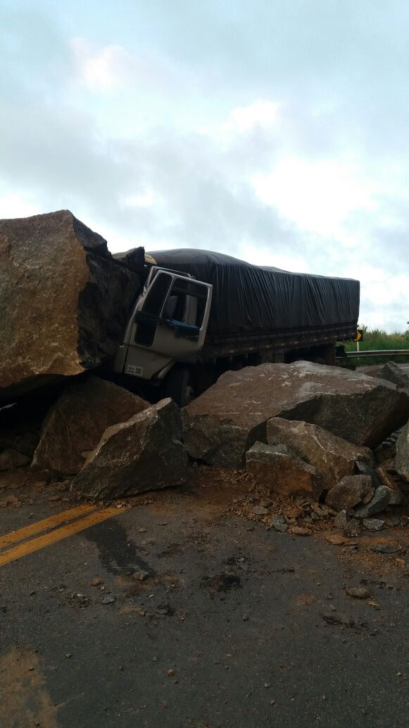 Motorista fica ferido ao colidir com pedras na BR-259