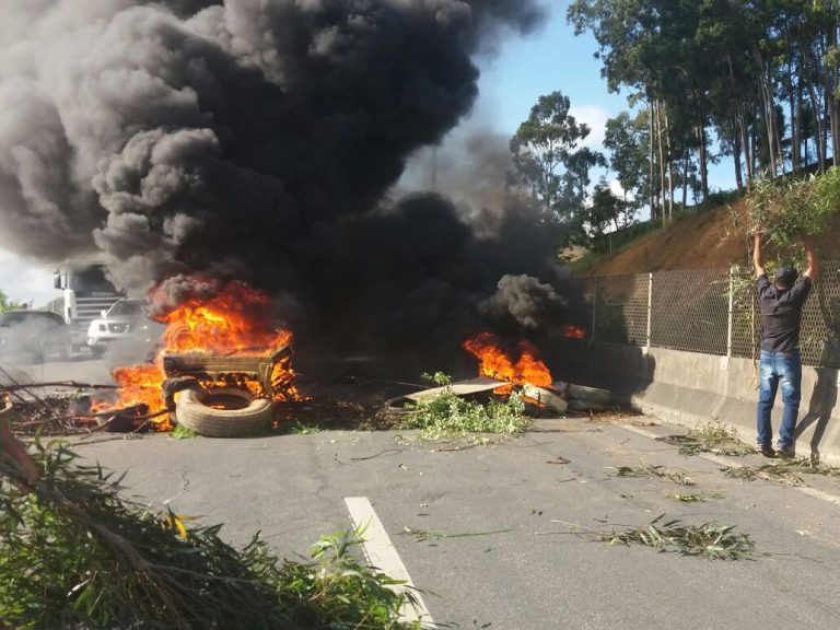 Moradores protestam na Rodovia do Contorno