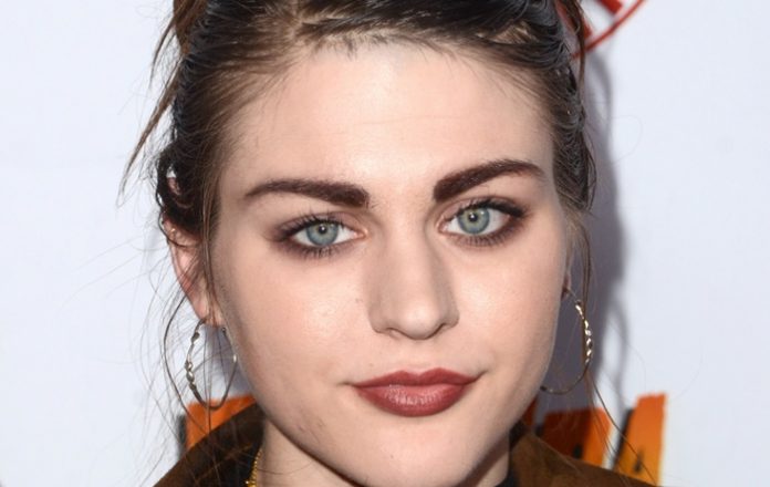 Frances Bean Cobain abre o jogo sobre vício em drogas e cita Kurt Cobain