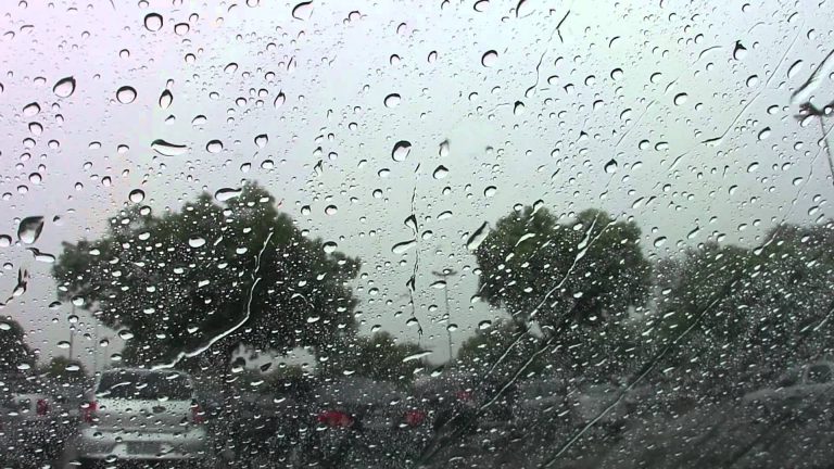 Chuva recorde mata quatro e deixa estragos no Rio