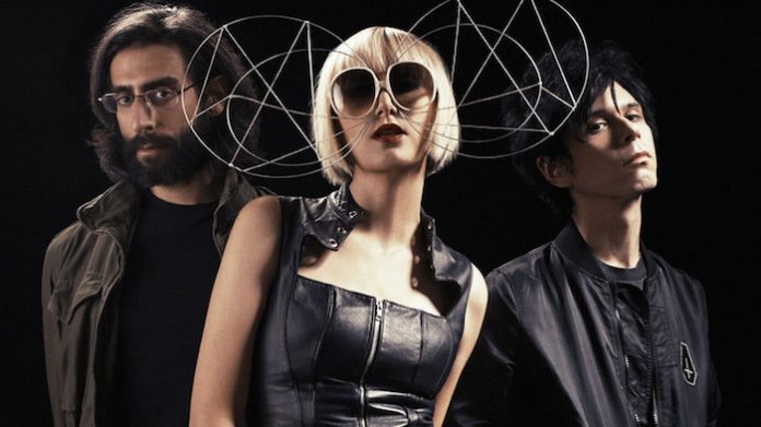 Grupo Yeah Yeah Yeahs lança bela versão para a faixa “Thirteen”