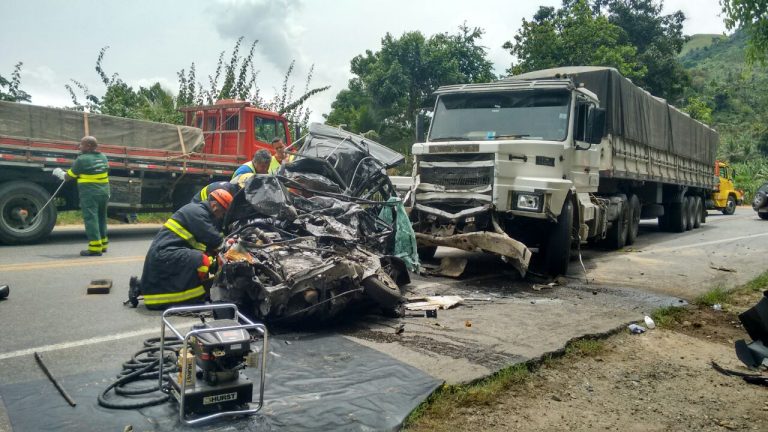 Acidente entre carro e carreta deixa um morto e um ferido na BR-101