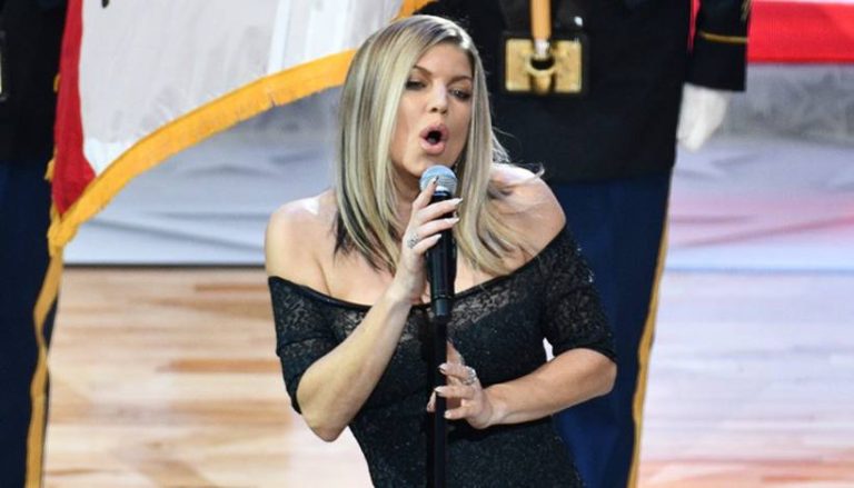 Fergie se desculpa após cantar versão ‘sexy’ do hino nacional dos EUA