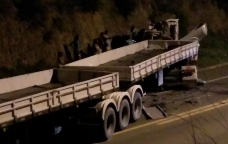 Motorista de carreta fica ferido em acidente na BR-101 em Pedro Canário