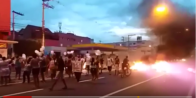 Manifestantes ateiam fogo em protesto contra atropelamento de família. Veja vídeo