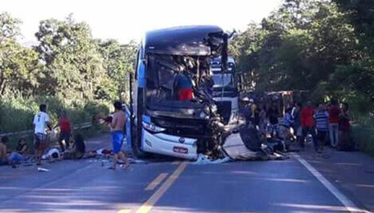 Acidente entre ônibus e carretas deixa sete mortos e 50 feridos em rodovia