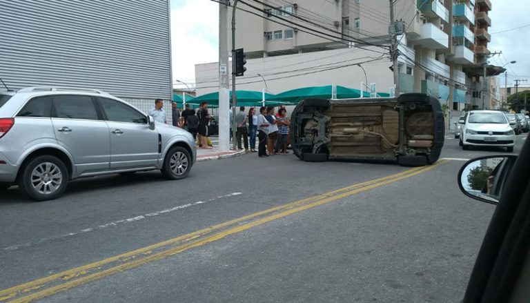 Carro capota após colisão em Itapuã