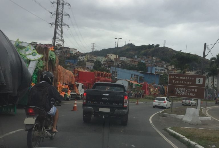 Carros alegóricos causam congestionamento na Segunda Ponte