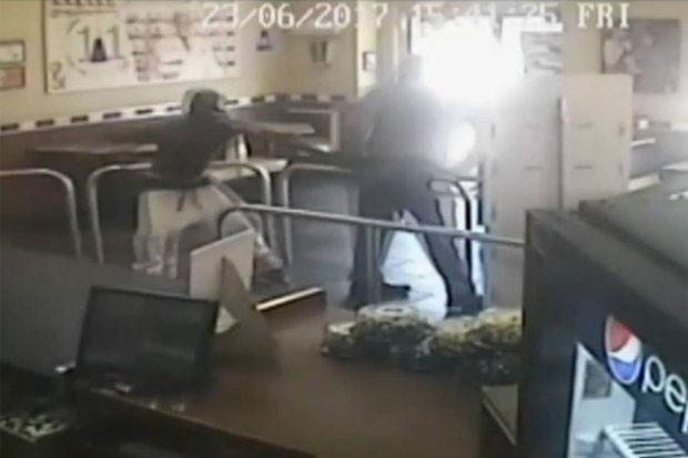 Pele ‘derrete’ após homem ser obrigado a deitar no asfalto quente. Imagens fortes!