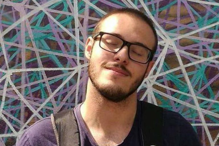 Jovem eletrocutado ao encostar em poste
