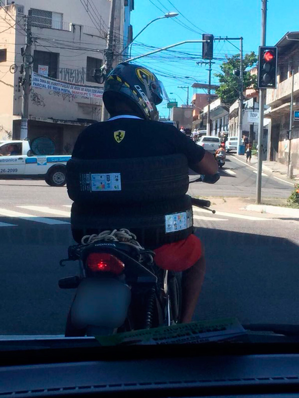 Motociclista é flagrado “vestindo” dois pneus nas ruas de Vila Velha