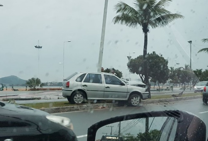 Motorista perde o controle e bate em poste na orla de Camburi