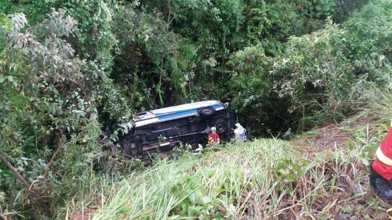 BR-101 é interditada após acidente envolvendo ambulância e carro do bombeiros