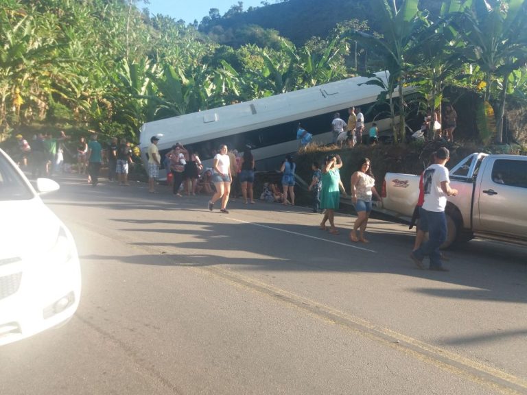 Acidente grave com ônibus de turismo deixa feridos em Santa Teresa