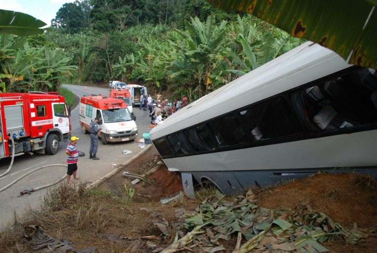 Ambulâncias de 4 municípios prestam socorro a vítimas de acidente na ES-261