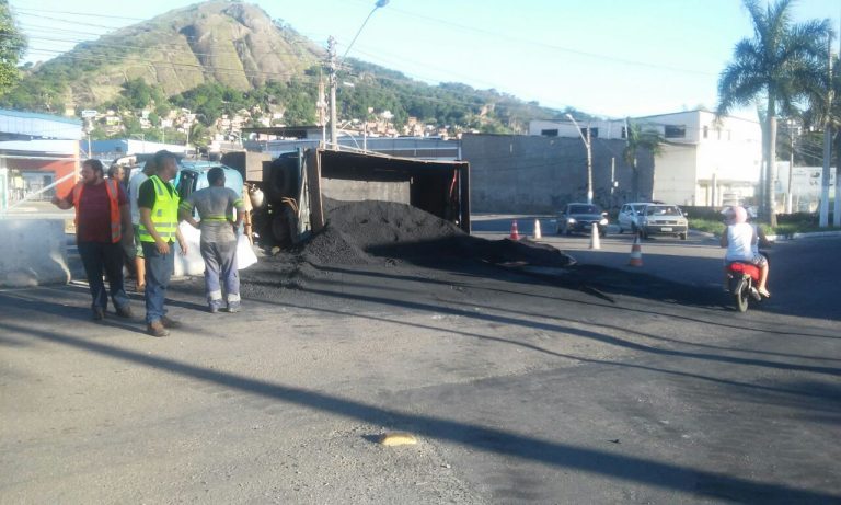 Caminhão carregado com carvão mineral tomba em Vila Velha