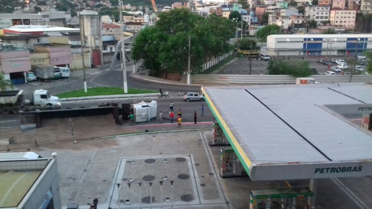 Carreta carregada de areia tomba e ajudante fica ferido em Vitória