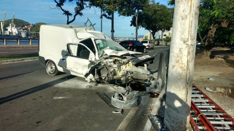 Motorista fica ferido após bater em poste na Curva do Saldanha