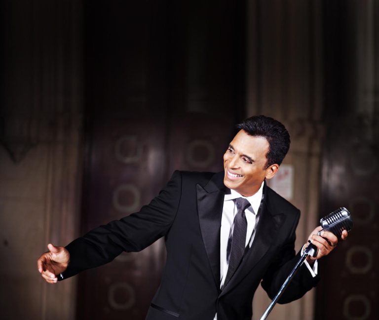 Jon Secada se apresenta em São Paulo no Dia Internacional da Mulher