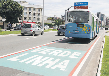 Justiça vai decidir se suspende faixa para ônibus