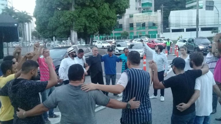 Em protesto, grupo de motoristas de aplicativos rezam por companheiro baleado nesta sexta-feira