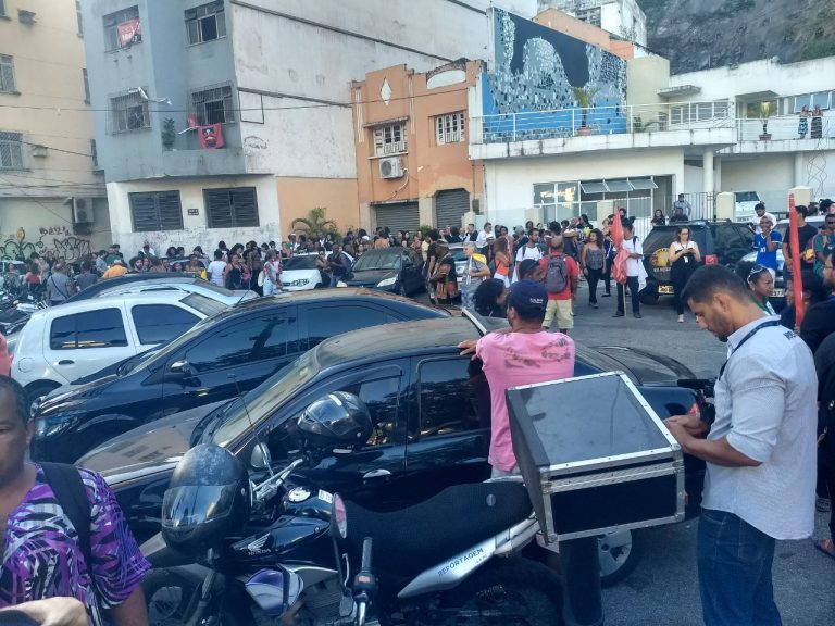 Manifestantes fazem novo protesto em Vitória contra morte de irmãos