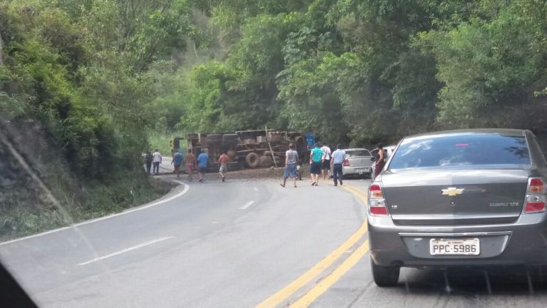 Motorista de carreta morre em acidente na BR 262