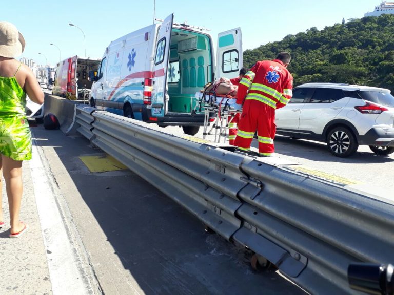 Acidente entre um carro e uma motocicleta deixa duas pessoas feridas na Terceira Ponte