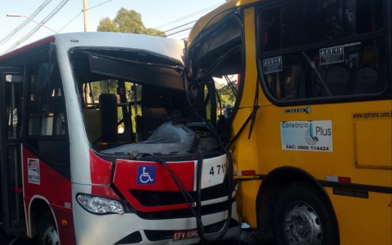 Acidente com dois ônibus deixa 20 feridos