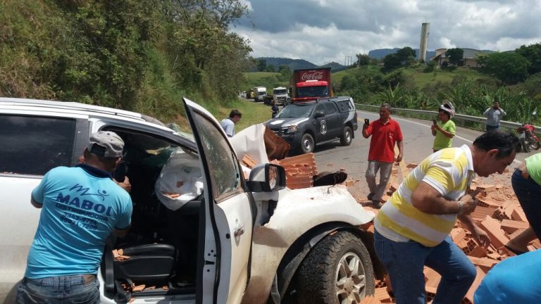 Motorista morre em acidente na BR-101, em Ibiraçu