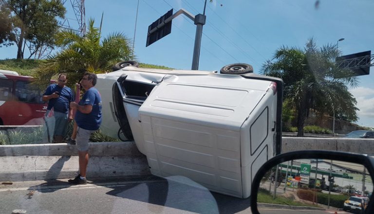 Veículo capota na Ponte da Passagem e deixa o trânsito lento em Vitória