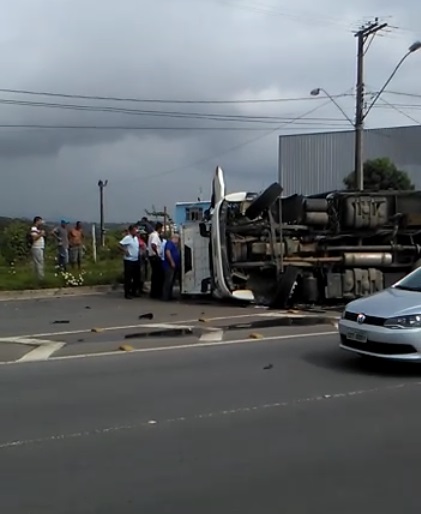 Carreta tomba perto de terminal na Serra