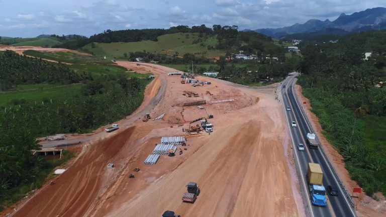 BR-101 é liberada após detonação de rochas em obra do desvio
