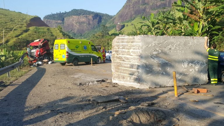 Trânsito liberado na BR-101, em Ibiraçu, após retirada de pedra