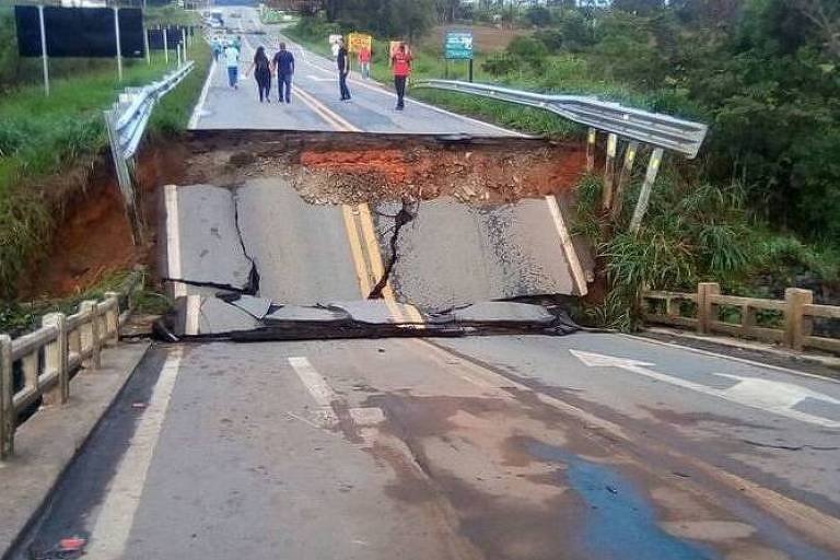 Queda de ponte interrompe trânsito na BR-265