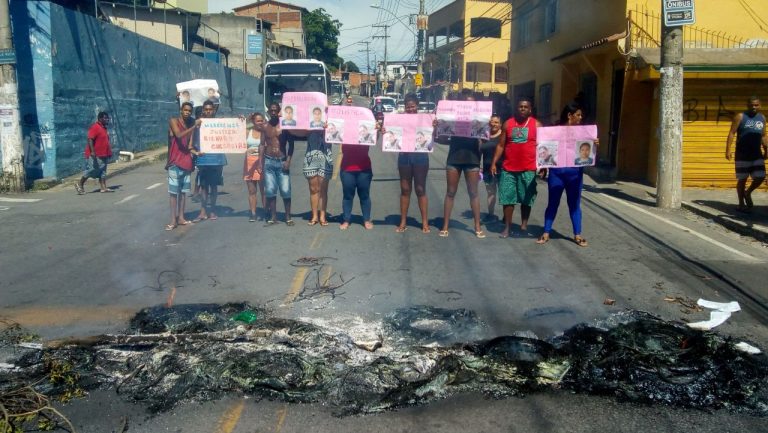 Protesto de moradores bloqueia rodovia em Vitória