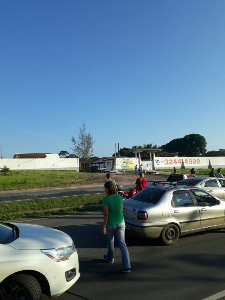 Carreta derruba poste e motociclistas são atingidos por fios
