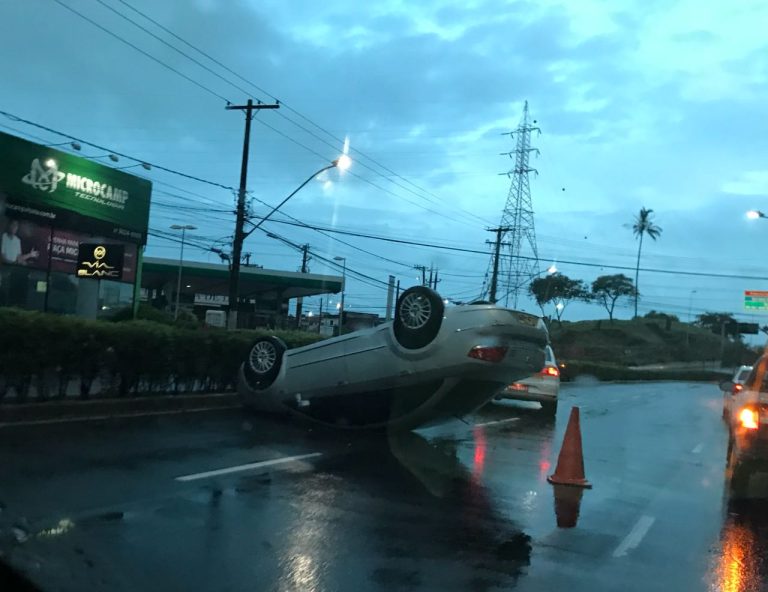 Carro capota e motorista fica ferido na Reta da Penha