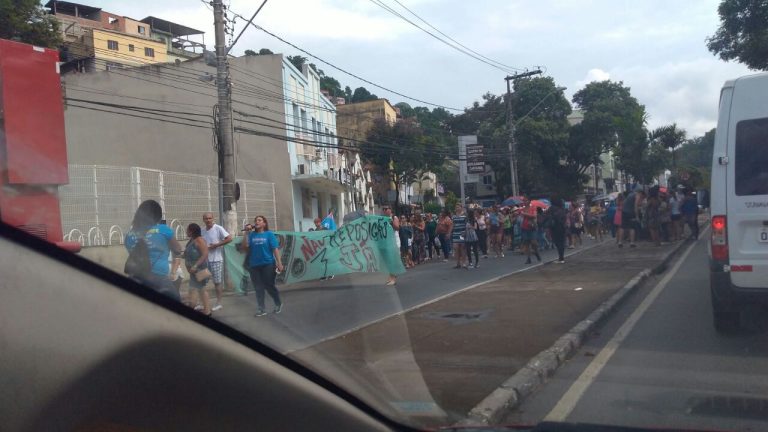 Manifestação de servidores deixa trânsito lento em Vitória