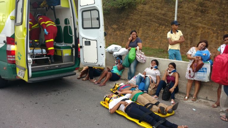 Acidente entre ônibus e carreta deixa 15 feridos na BR-101
