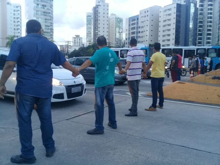 Motoristas de aplicativos bloqueiam acesso à Terceira Ponte