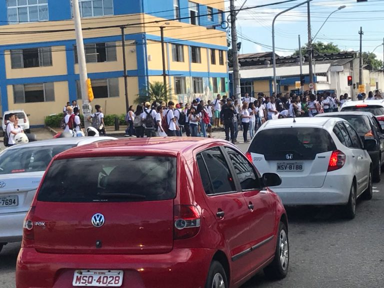 Protesto de estudantes bloqueia trânsito na Serra