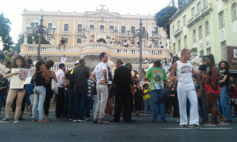 Depois de protesto, Avenida Jerônimo Monteiro é liberada por manifestantes