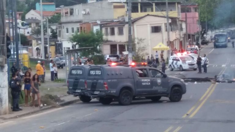 Manifestantes ateiam fogo em pneus e bloqueiam rodovia Serafim Derenzi após ação da PM em Vitória