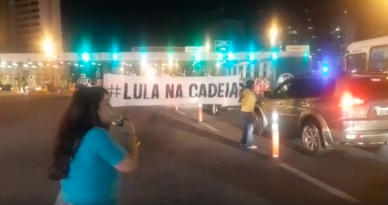 Grupo realiza protesto na entrada da Terceira Ponte