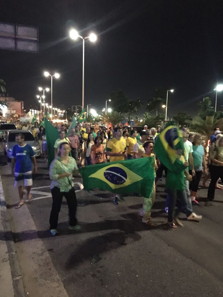 Capixabas fazem protesto a favor da prisão de Lula