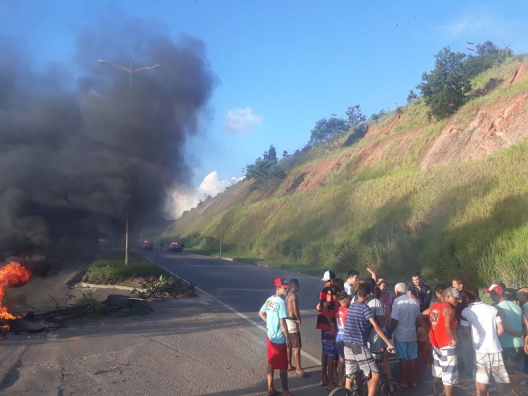 Protesto na BR-101: Rodovia do Contorno é totalmente bloqueada por manifestantes