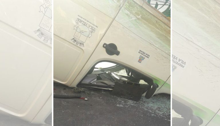 Ambulância da Prefeitura de Vila Velha capota em avenida principal do Centro