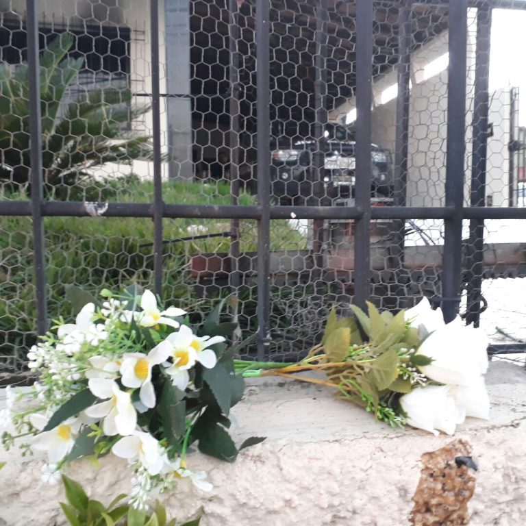 Tragédia em Linhares: Desconhecidos deixam flores na frente da casa dos irmãos