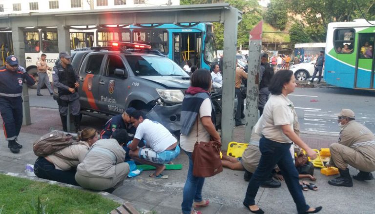 Ônibus bate em viatura da PM, que invade ponto e atropela duas pessoas